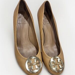Tory Burch Sally Logo Closed Toe Wedge Pump SZ 7.5  Royal Tan Gold Heels